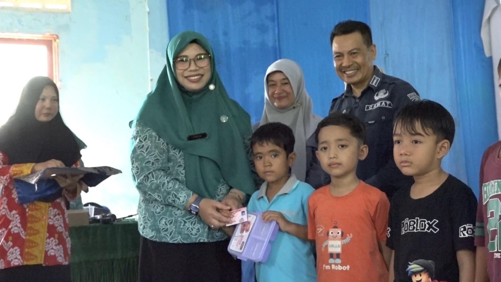 DEKATKAN PELAYANAN, TP PKK DAN DISDUKCAPIL SAMBAS GELAR AKSI &amp;quot;JEMPUT BOLA&amp;quot; ADMINDUK DI DESA GAYUNG BERSAMBUT