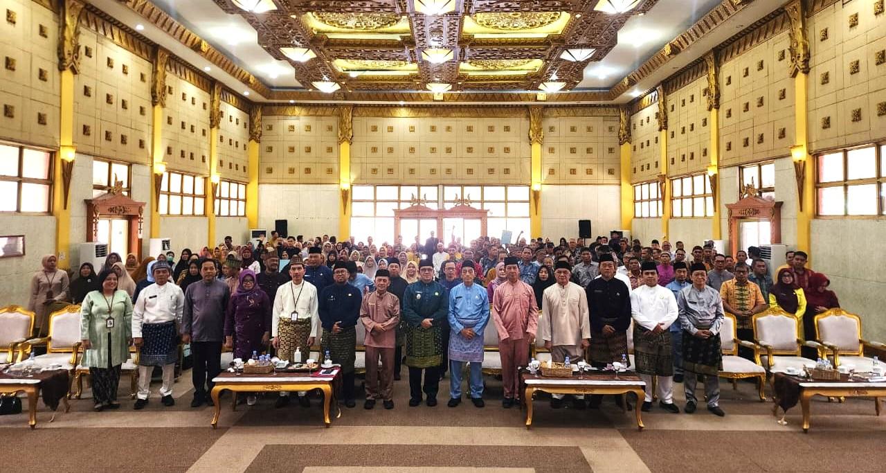Pemkab Sambas Apresiasi Loyalitas dan Pengabdian ASN, 201 PNS Terima SK Pensiun