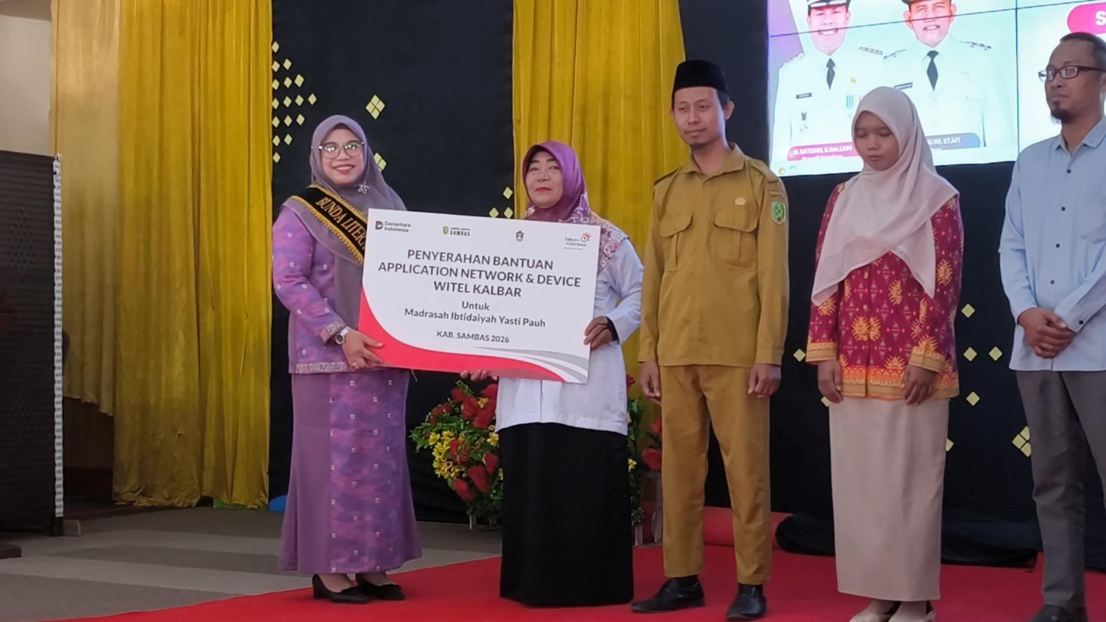 DORONG DIGITALISASI PENDIDIKAN SAMBAS, PT TELKOM KALBAR SALURKAN BANTUAN CSR DAN PELATIHAN AI