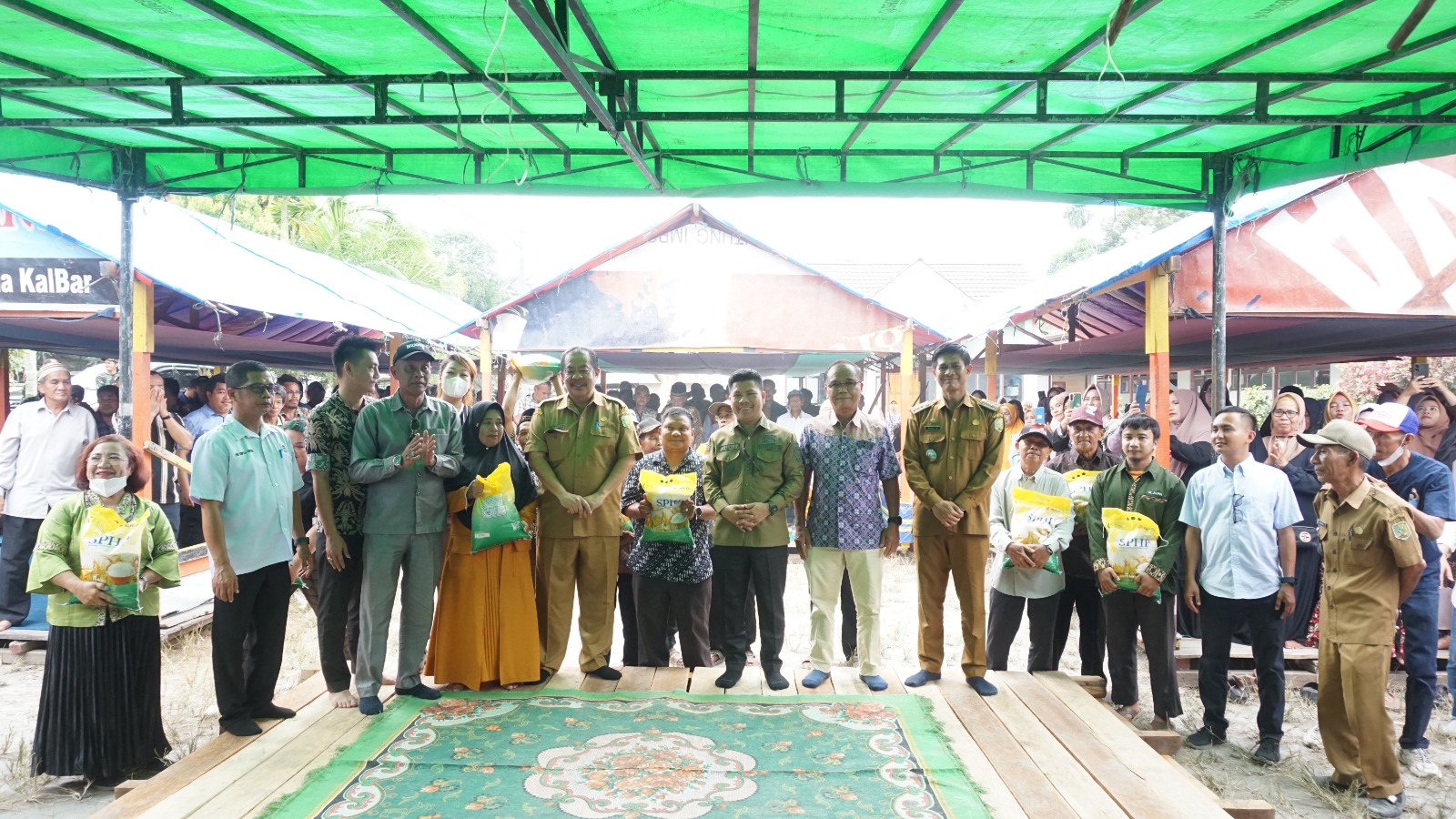 BERKUNJUNG KE SEMPALAI, BUPATI SATONO KATAKAN AKAN BANGUN PEMELIHARAAN JALAN SEMPALAI SEBERKAT