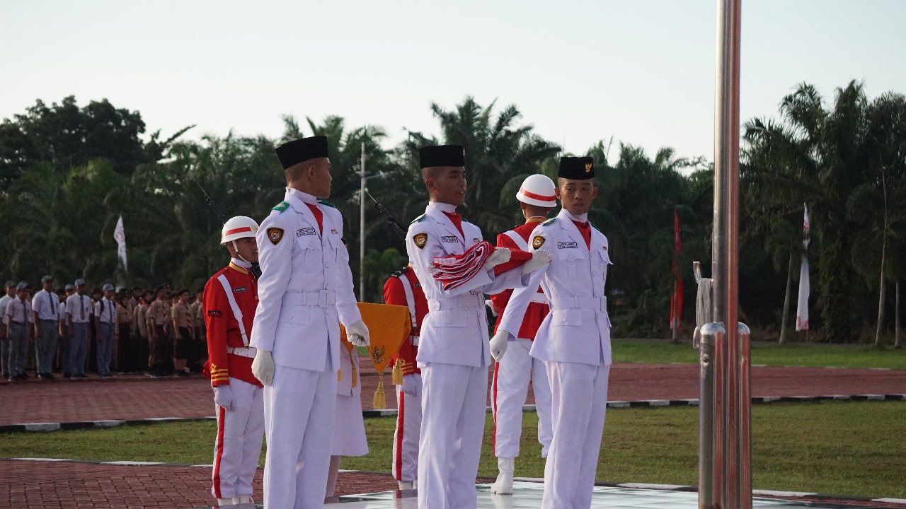 APRESIASI BUPATI SATONO ATAS KONTRIBUSI PASKIBRAKA KAB. SAMBAS DALAM MENGISI KEMERDEKAAN RI KE 79 TAHUN 2024
