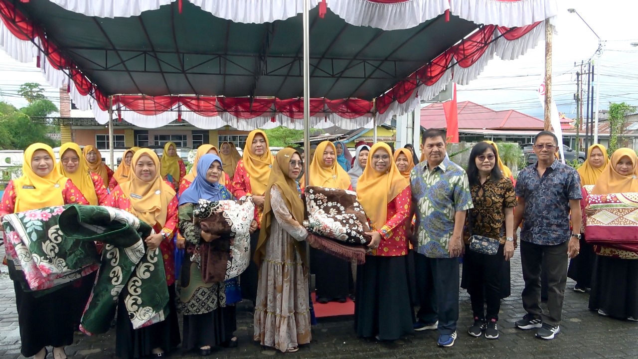 PENYERAHAN 500 KARPET DARI FOGOROMAS KEPADA TP PKK SERTA BKMT SEKABUPATEN SAMBAS