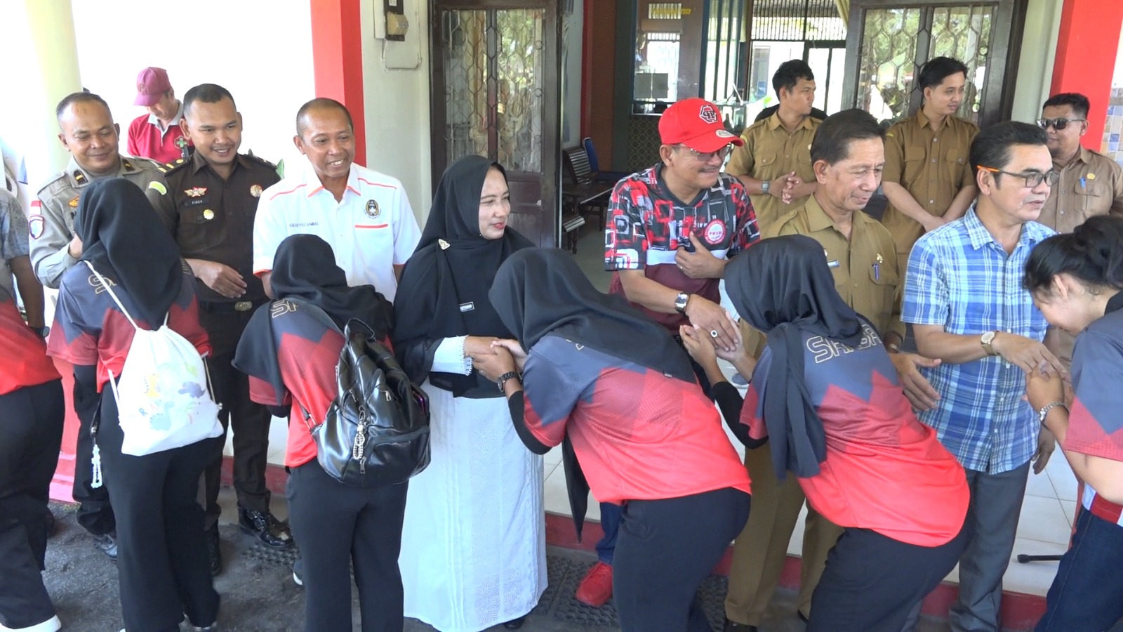 BERI SEMANGAT SAAT LEPAS ATLIT, PJS BUPATI MARLYNA : TUNJUKAN KEMAMPUAN KALIAN, SAMBAS ITU LEBIH HEBAT DARI KABUPATEN LAIN