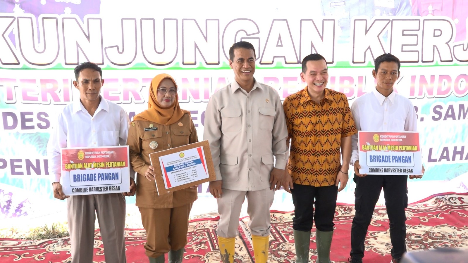 TINJAU OPLA DI SEMPARUK, MENTAN RI Dr.Ir. ANDI AMRAN SULAIMAN, M.P INGIN KALBAR JADI SURPLUS PANGAN