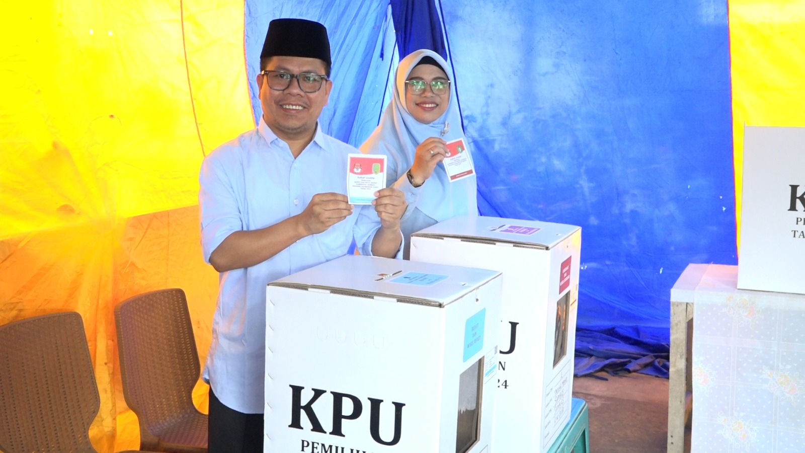TUNAIKAN HAK PILIH, BUPATI SAMBAS SATONO BERSAMA KETUA TP PKK MENCOBLOS DI TPS 02 TANJUNG MEKAR