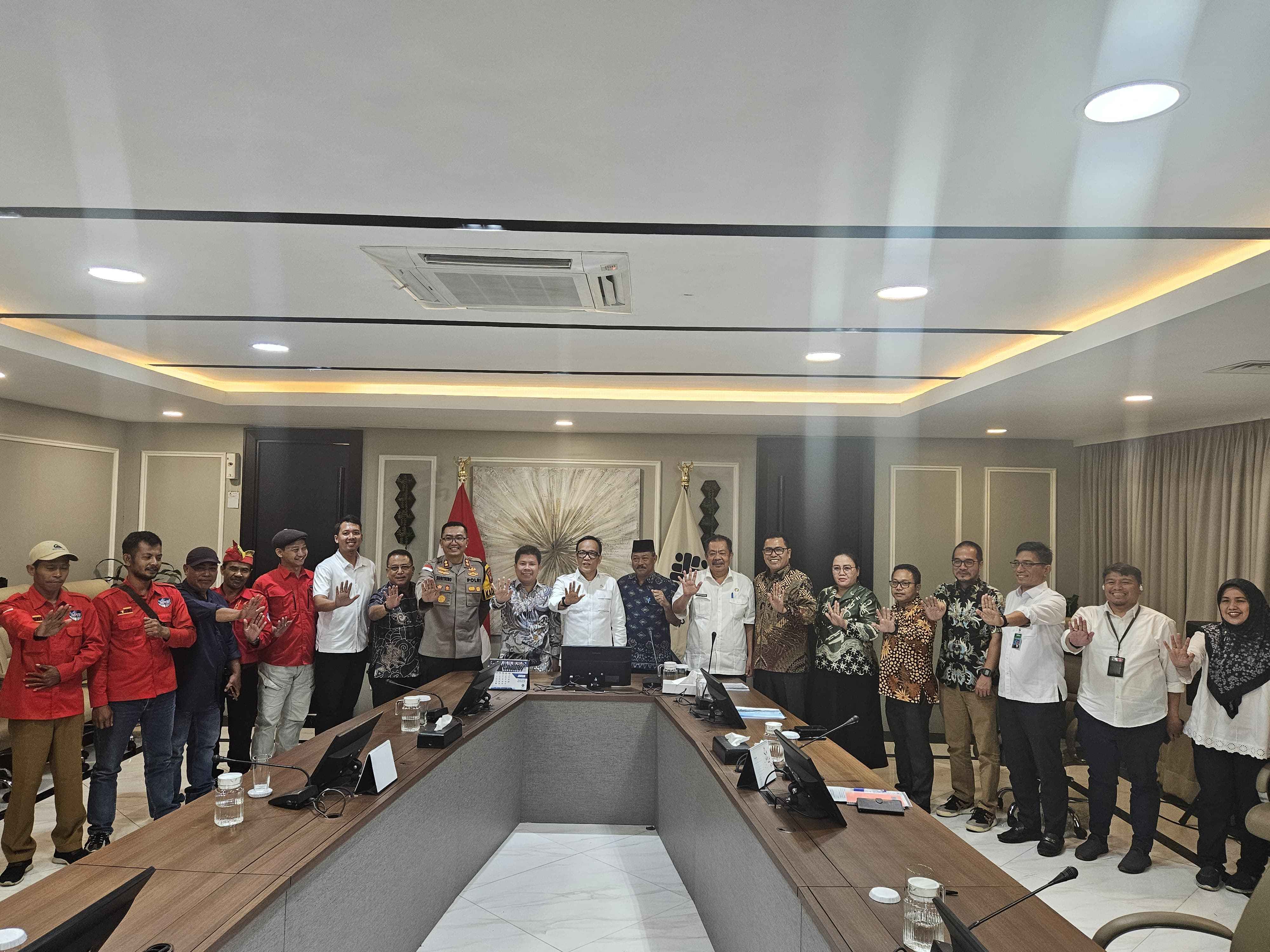 BUPATI SAMBAS SATONO FASILITASI PERTEMUAN PERWAKILAN BURUH SAWIT DENGAN WAKIL MENTERI KETENAGAKERJAAN IMMANUEL EBENEZER