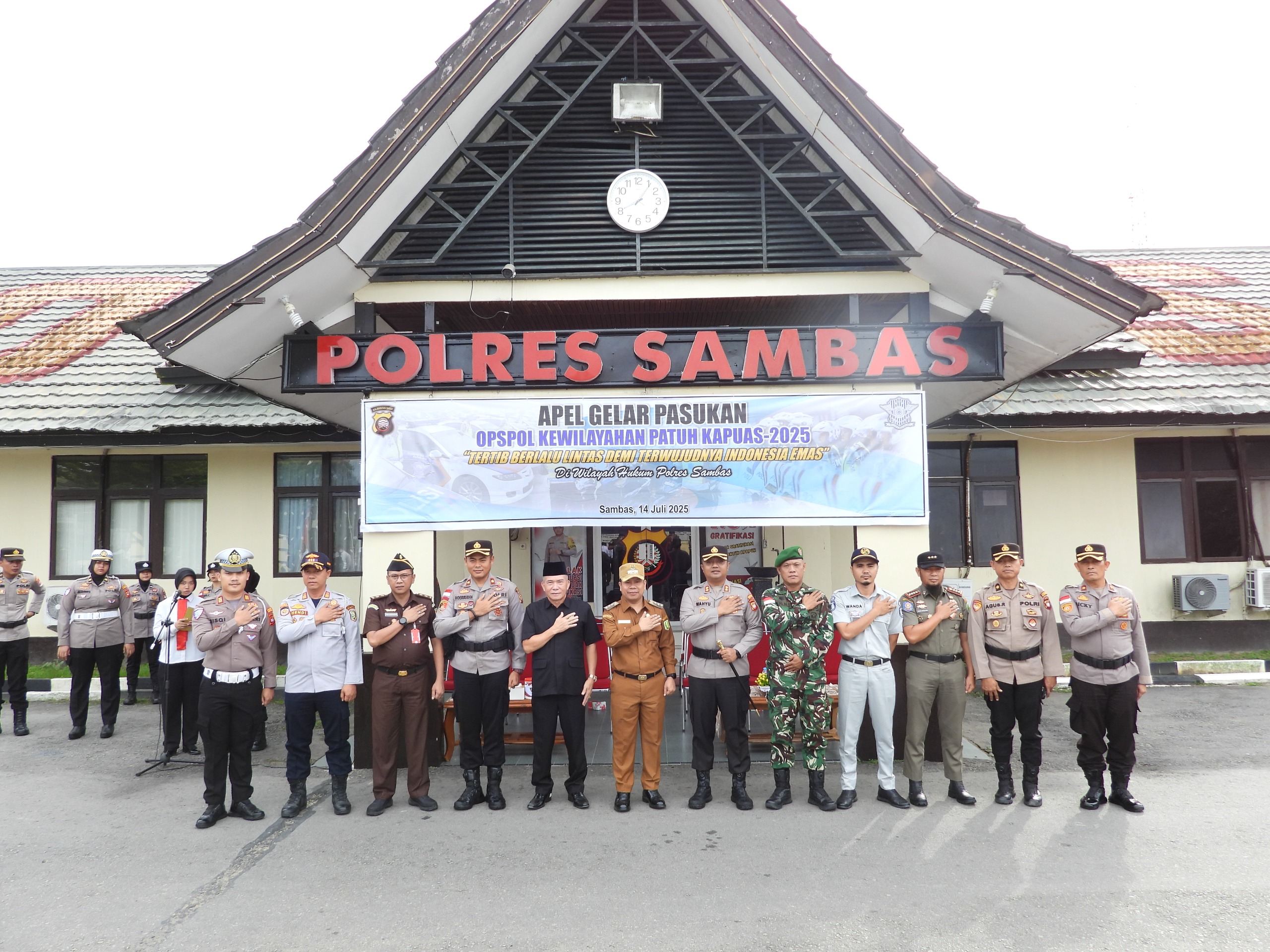 Bupati Sambas, H. Satono, S.Sos.I., M.H., Hadiri Apel Gelar Pasukan Operasi Kepolisian Kewilayahan Patuh Kapuas 2025
