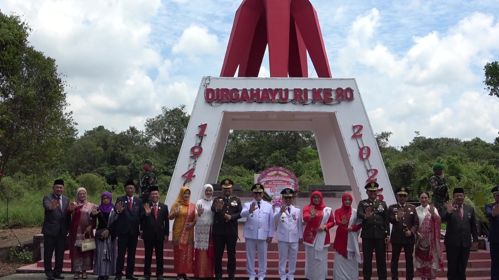 Bupati Dan Wakil Bupati Sambas lakukan Ziarah Nasional Di Taman Makam Pahlawan,  Pada HUT ke-80 RI