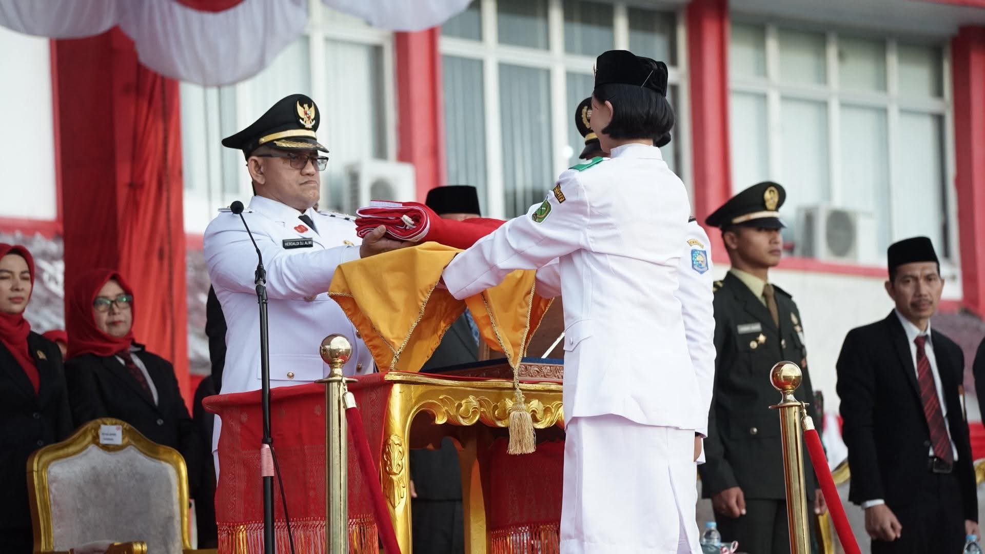 Upacara Penurunan Bendera Merah Putih HUT ke-80 RI di Sambas Berlangsung Khidmat dan Penuh Makna