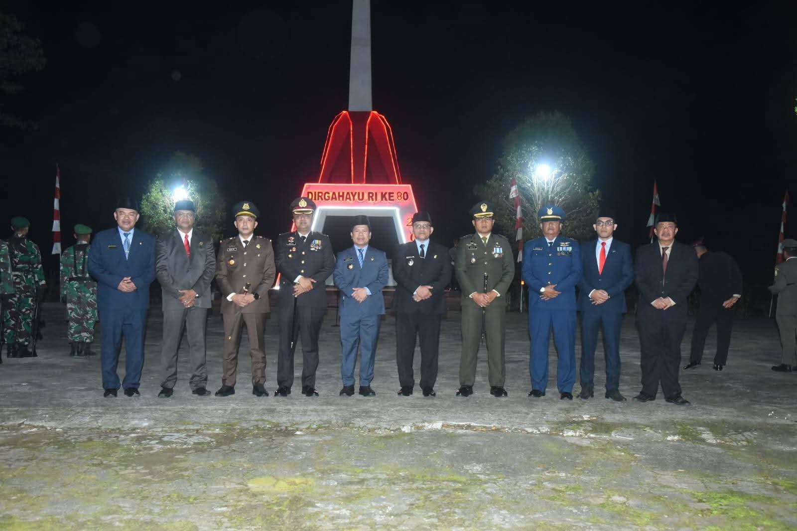 Peringatan HUT RI ke-80: Bupati dan Wakil Sambas Beserta Forkopimda Ikuti Apel Kehormatan dan Renungan Suci di Taman Makam Pahlawan