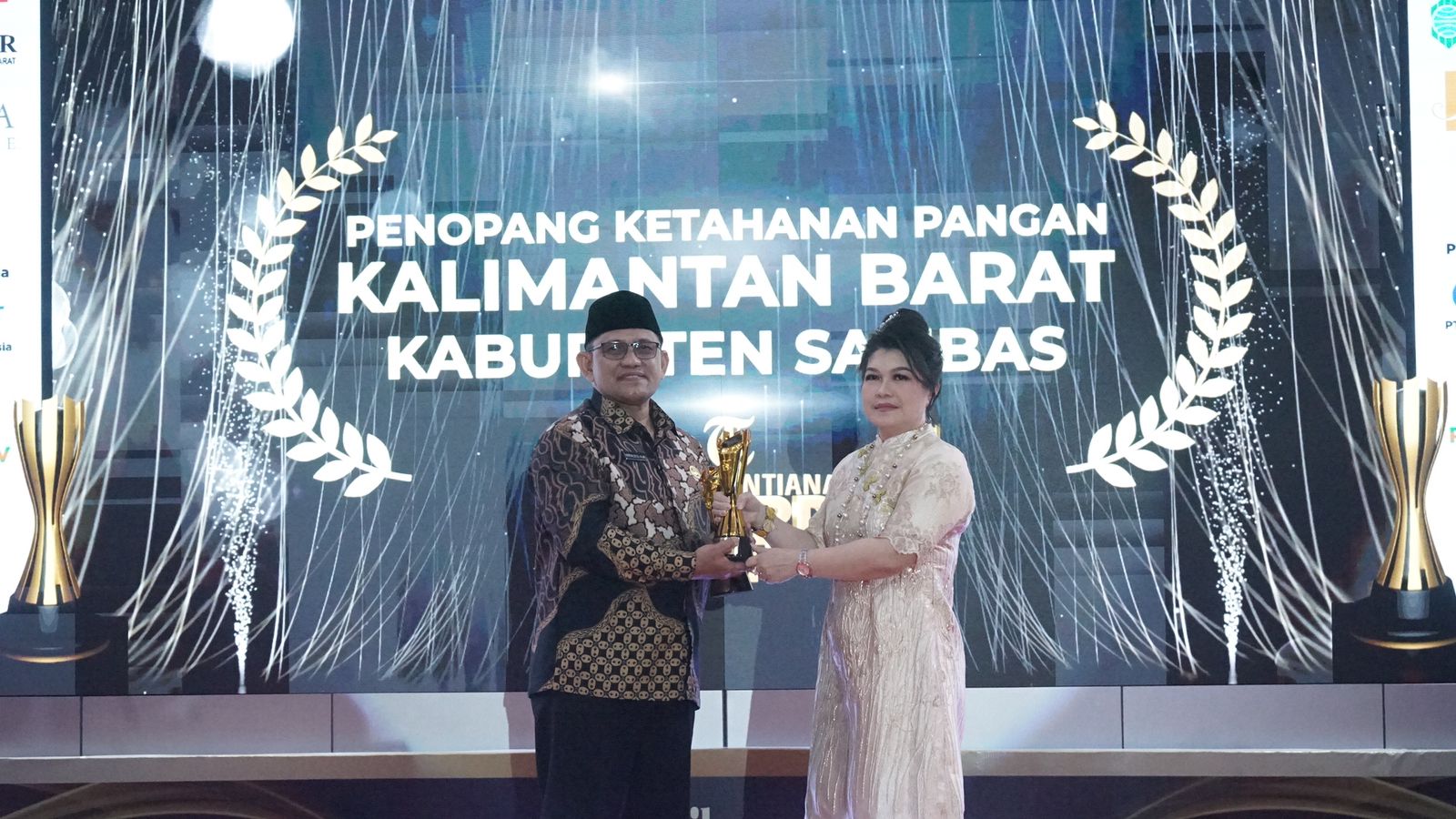 Pemerintah Kabupaten Sambas Raih Penghargaan Tribun Pontianak Awards tahun 2025