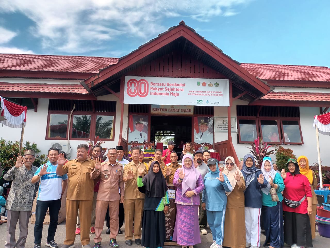 Mewakili Bupati Sambas Staf Ahli Bupati Bidang Ekonomi, Keuangan, dan Pembangunan menghadiri Peringatan Hari Ulang Tahun ke-21 Kecamatan Sajad