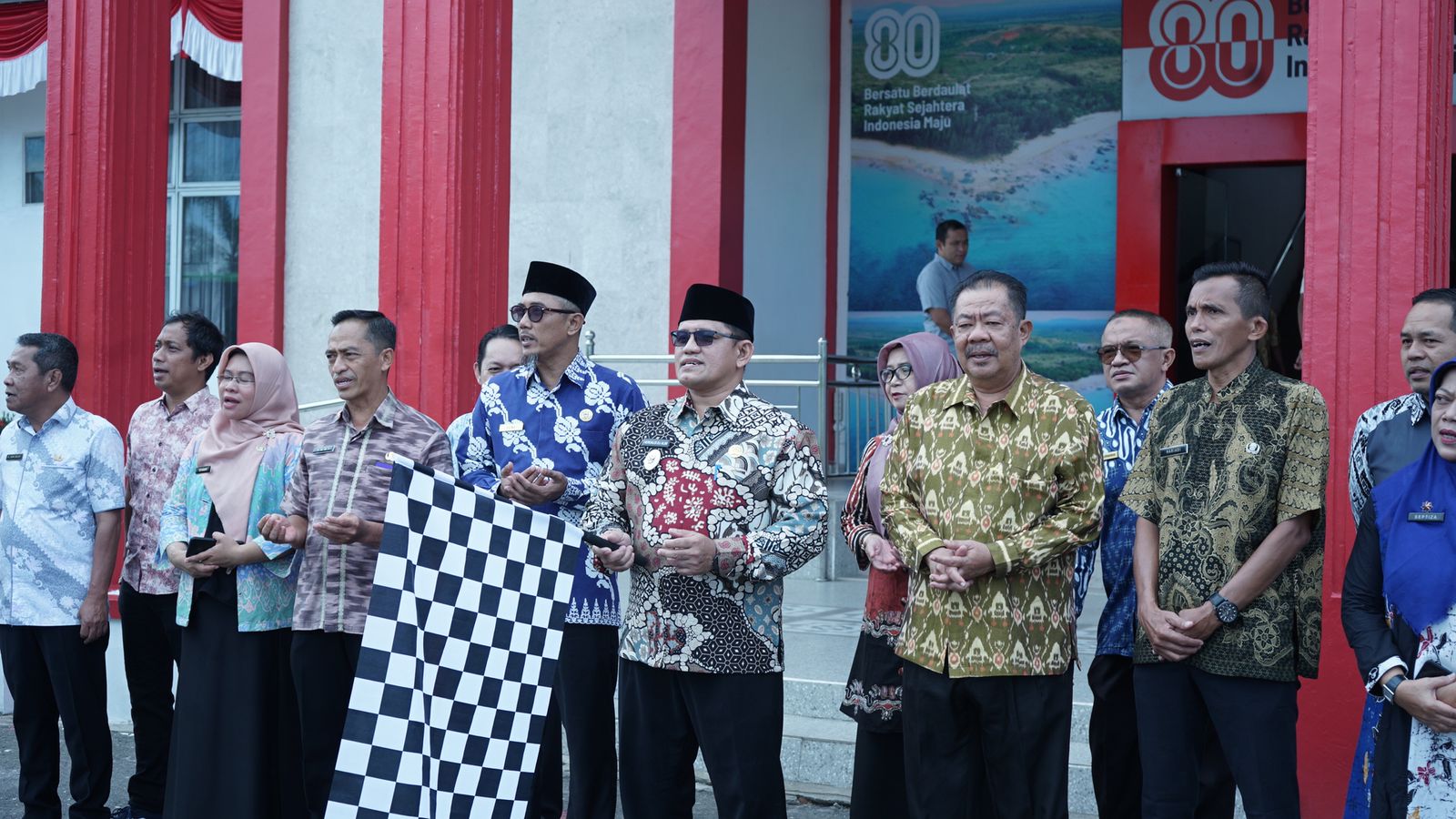 Wakil Bupati Sambas Secara Resmi Melepas Keberangkatan Kafilah MTQ Kabupaten Sambas Menuju Kabupaten Kapuas Hulu