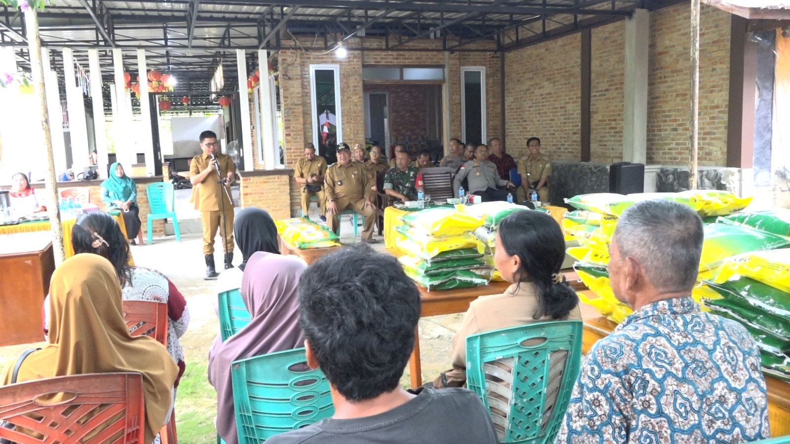 BUPATI SATONO UNGKAP PEMDA SAMBAS AKAN BANGUN JALAN 3 DESA DI SEBERKAT, MARIBAS, DAN SERET AYON