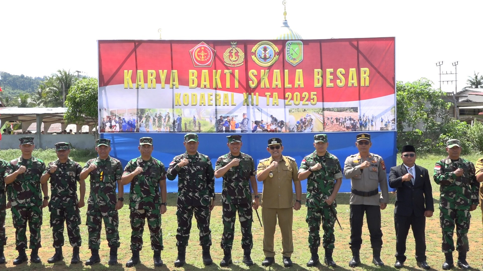 HADIRI PEMBUKAAN KARYA BAKTI SKALA BESAR KODAERAL XII DI TEMAJUK, WABUP HEROALDI HARAP DAPAT MEMACU PEMBANGUNAN DI DAERAH PERBATASAN