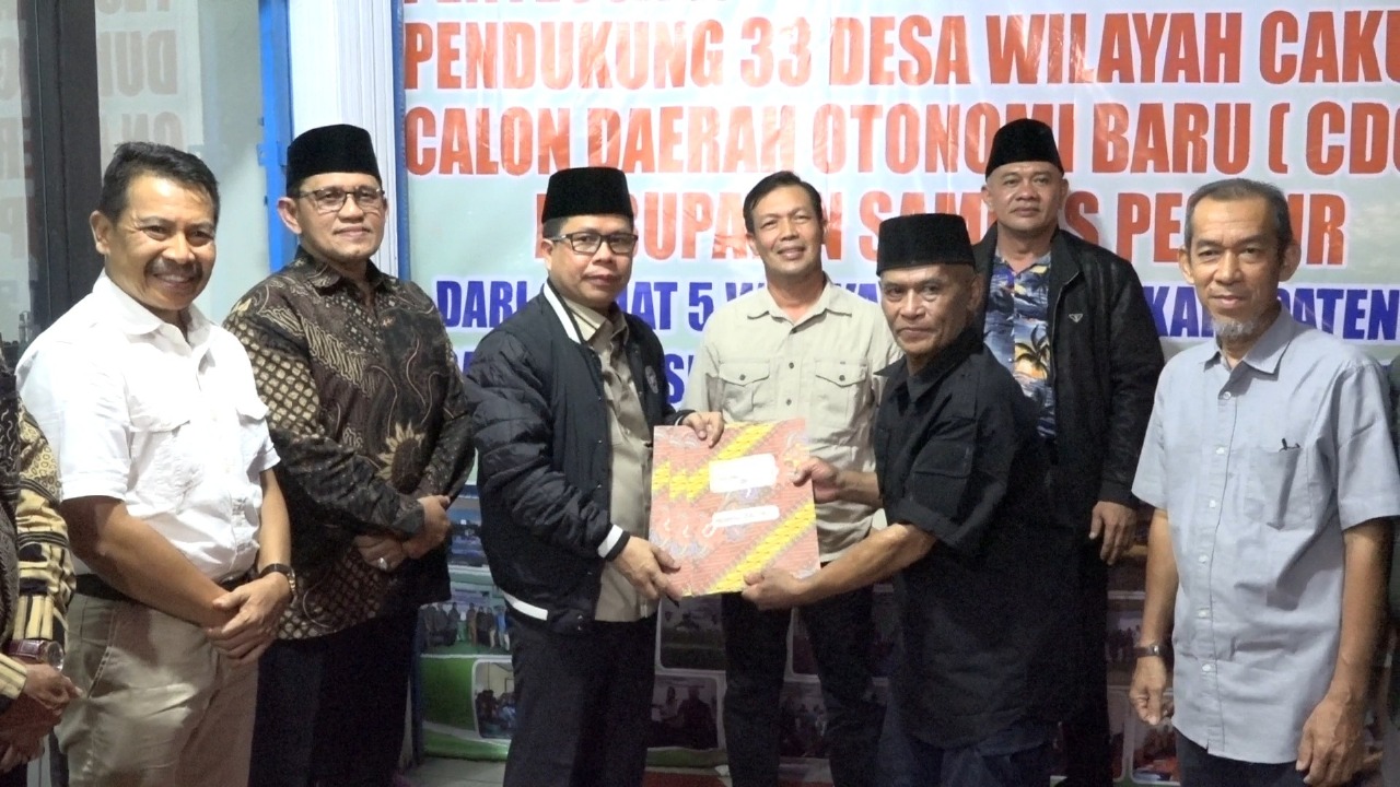BUPATI SATONO TERIMA PENYERAHAN DOKUMEN MUSDES PEMBENTUKAN CDOB SAMBAS PESISIR