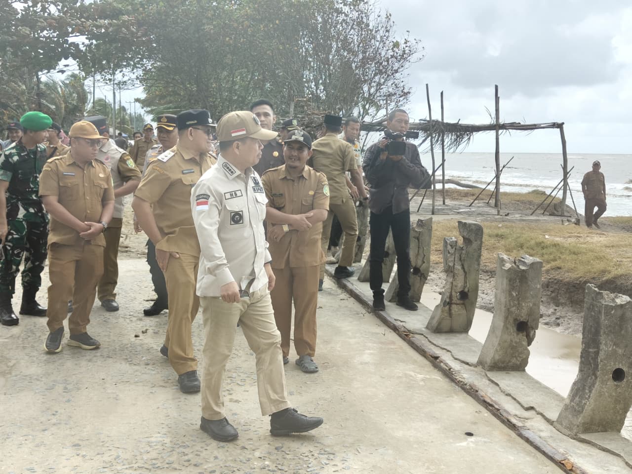BUPATI SATONO DAN WABUP HEROALDI TINJAU DAMPAK ABRASI PANTAI MATANG DANAU