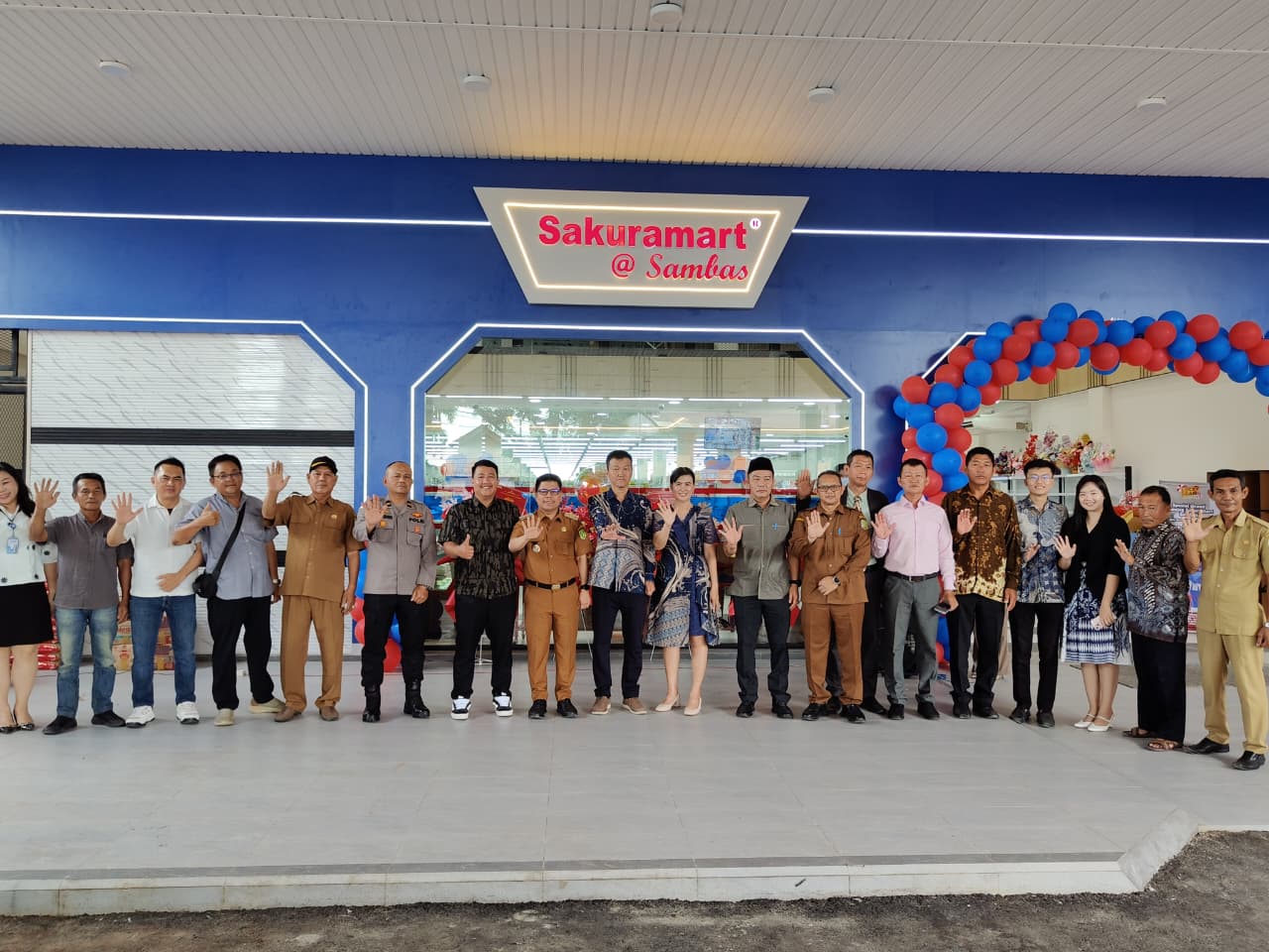 PERKUAT EKONOMI LOKAL, BUPATI SATONO RESMIKAN SAKURA MART TERBESAR DI KOTA SAMBAS