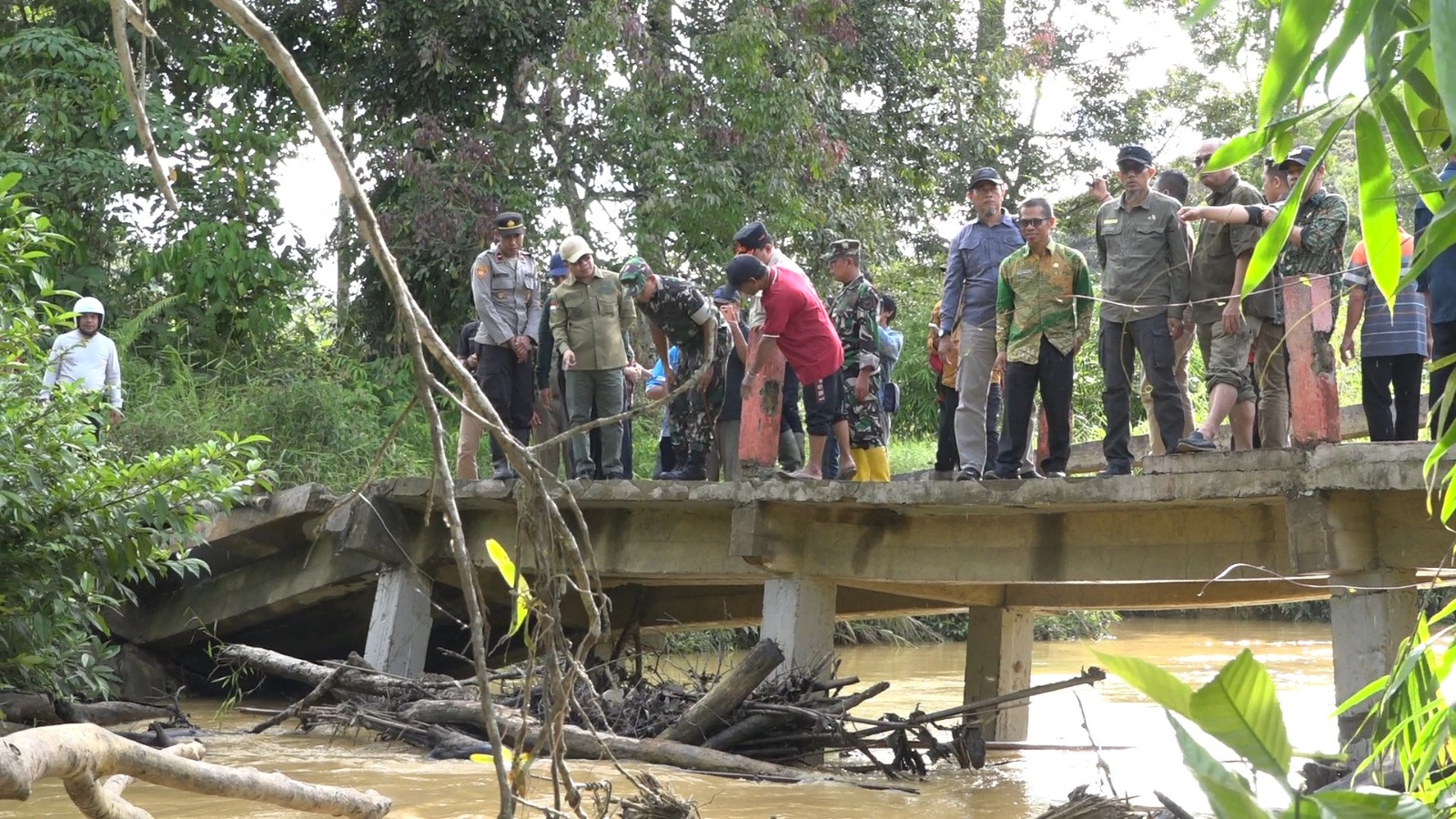 AKSES EKONOMI TERHAMBAT, BUPATI SATONO PASTIKAN JEMBATAN TELUK ASAM SEGERA DIBANGUN KEMBALI