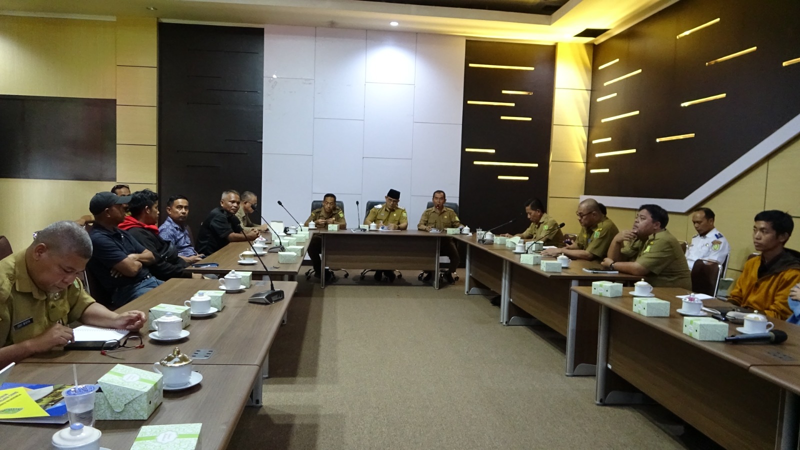 Pemkab Sambas Perkuat Koordinasi Distribusi BBM demi Pelayanan Masyarakat dan Stabilitas Ekonomi Daerah
