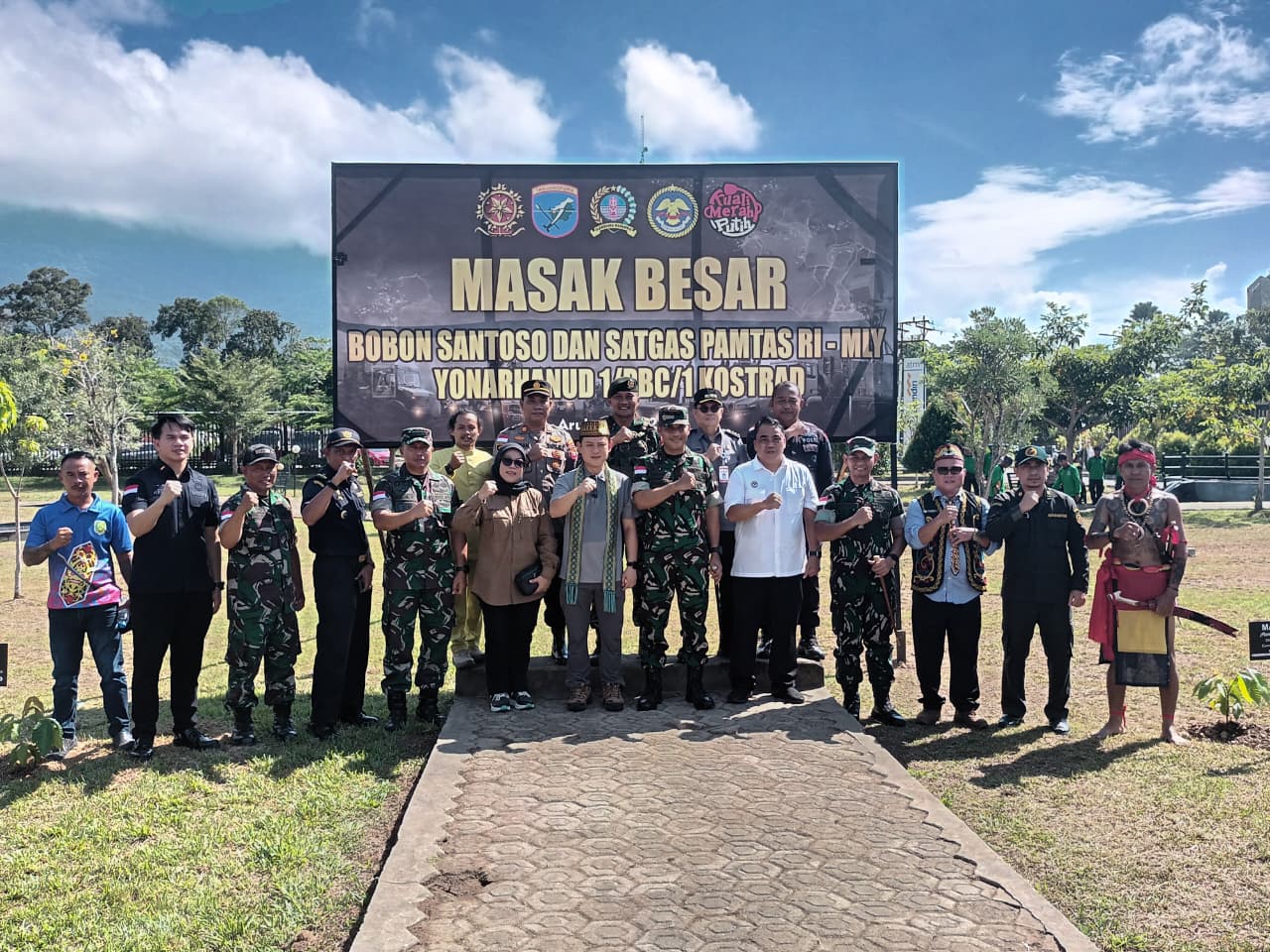 Aksi Sosial di Batas Negeri: Bobon Santoso dan Pemkab Sambas Meriahkan "Kuali Merah Putih" di PLBN Aruk