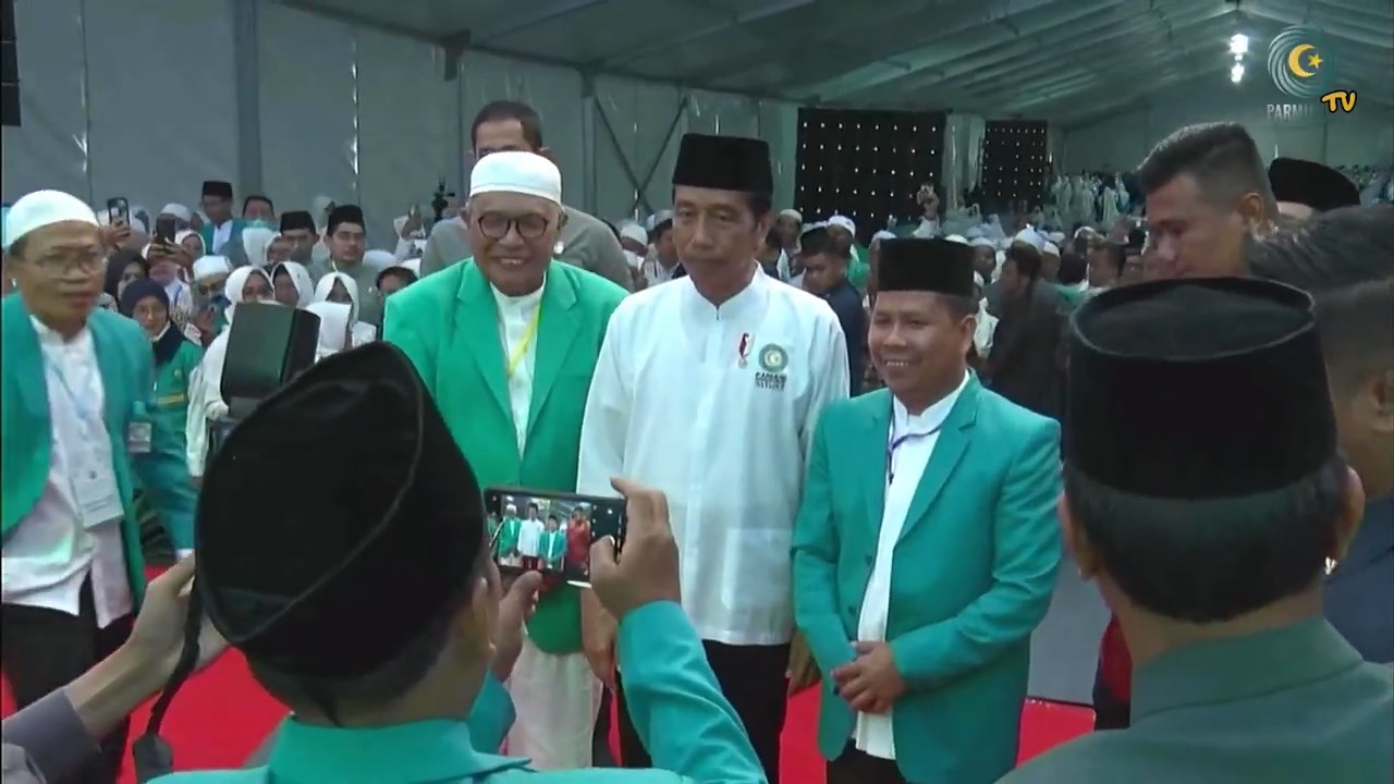 Jokowi Tersenyum Dengar Ketum PP Parmusi Puji Dan Akui Kinerja Bupati Satono