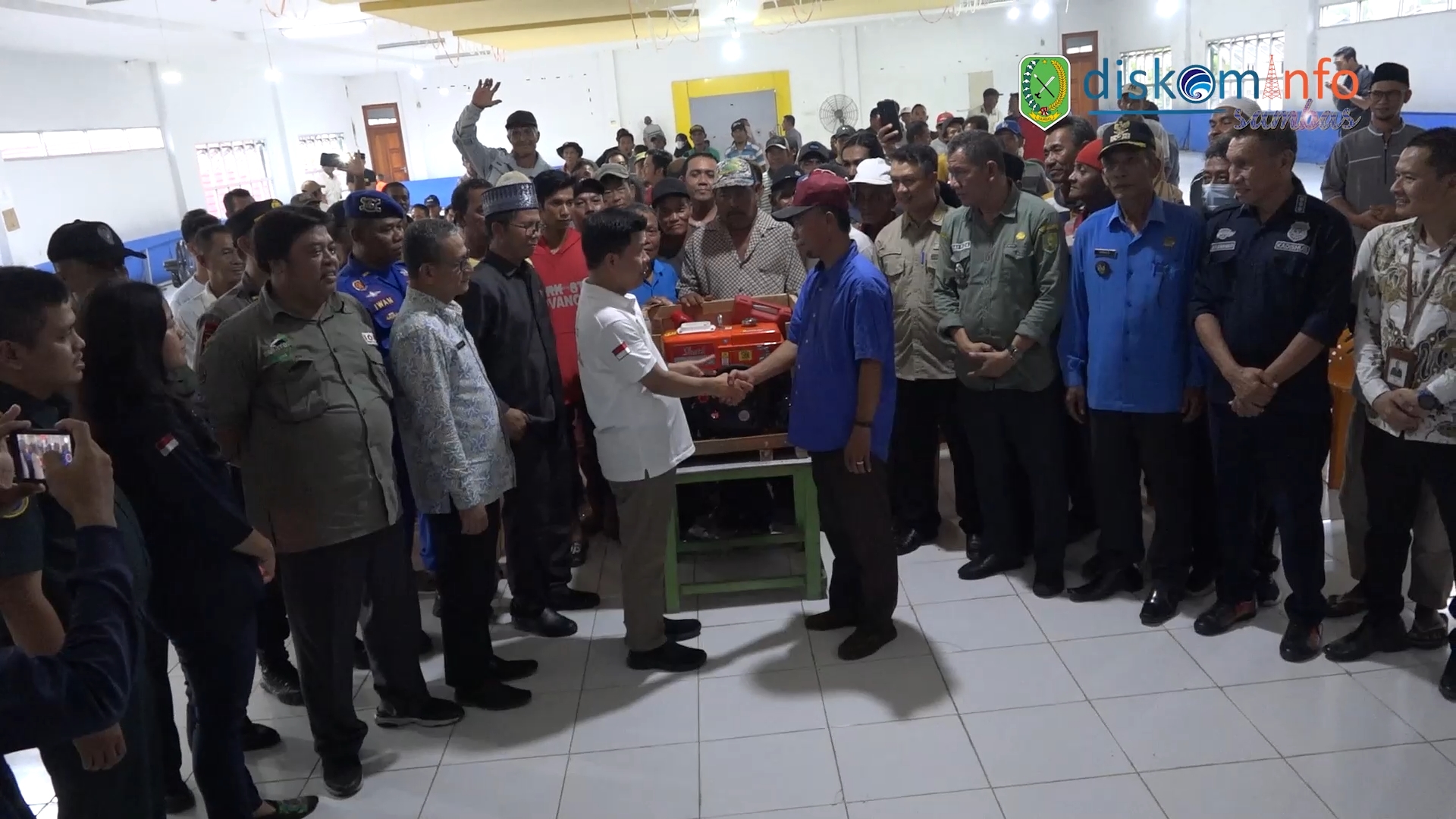 TEPATI JANJI WARGA, BUPATI SATONO SERAHKAN BANTUAN MESIN KEPADA NELAYAN DI PEMANGKAT