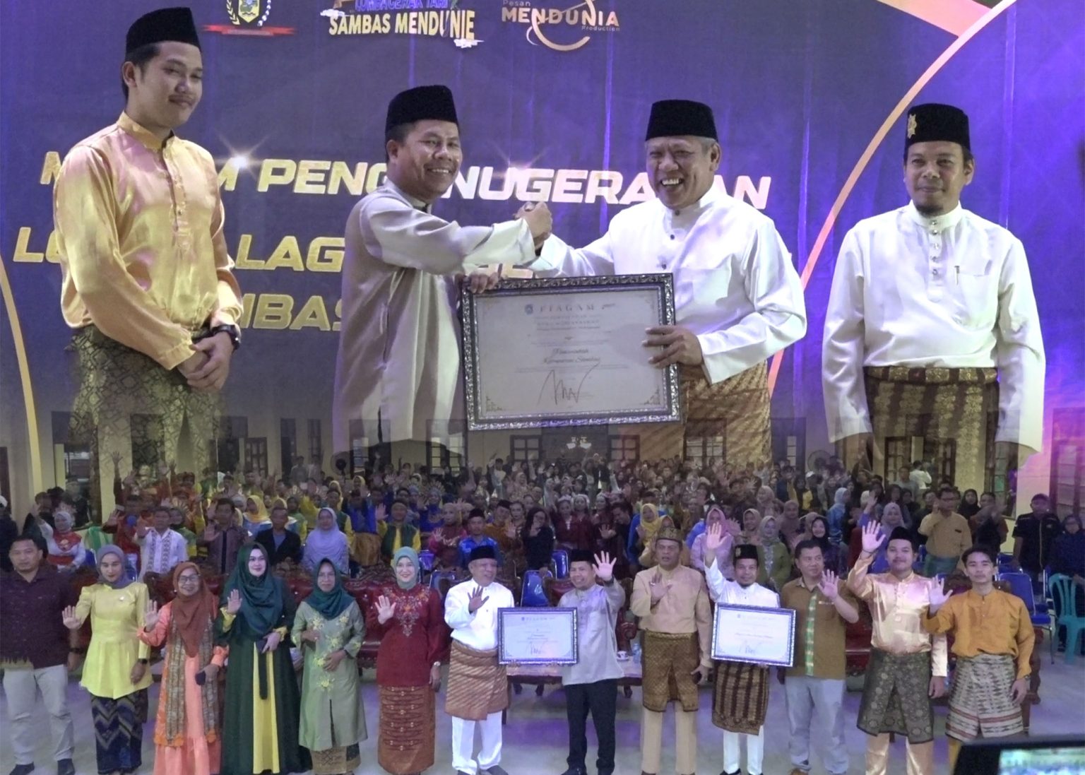 Tutup Lomba Tari Dan Lagu Sambas Mendunie, Bupati Satono Harap Inovasi Budaya Sambas Berkembang