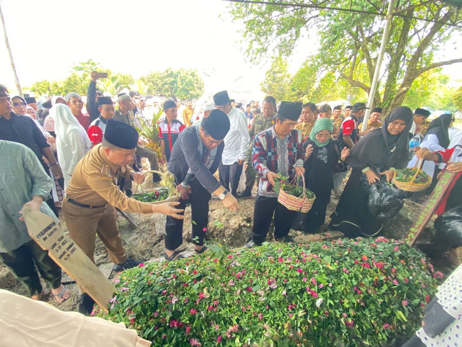 Turut Berbelasungkawa, Bupati Satono Hadiri Pemakaman Mantan Bupati Sambas, Burhanudin A Rasyid