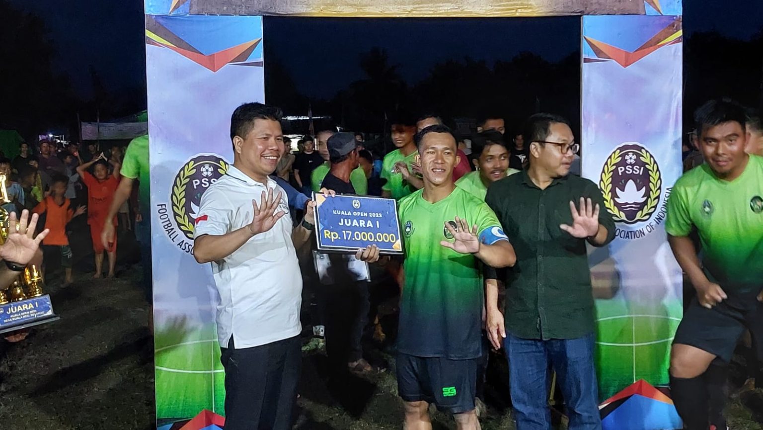 Bupati Satono Saksikan Penutupan Sepak Bola Kuala Open Tournament 2023