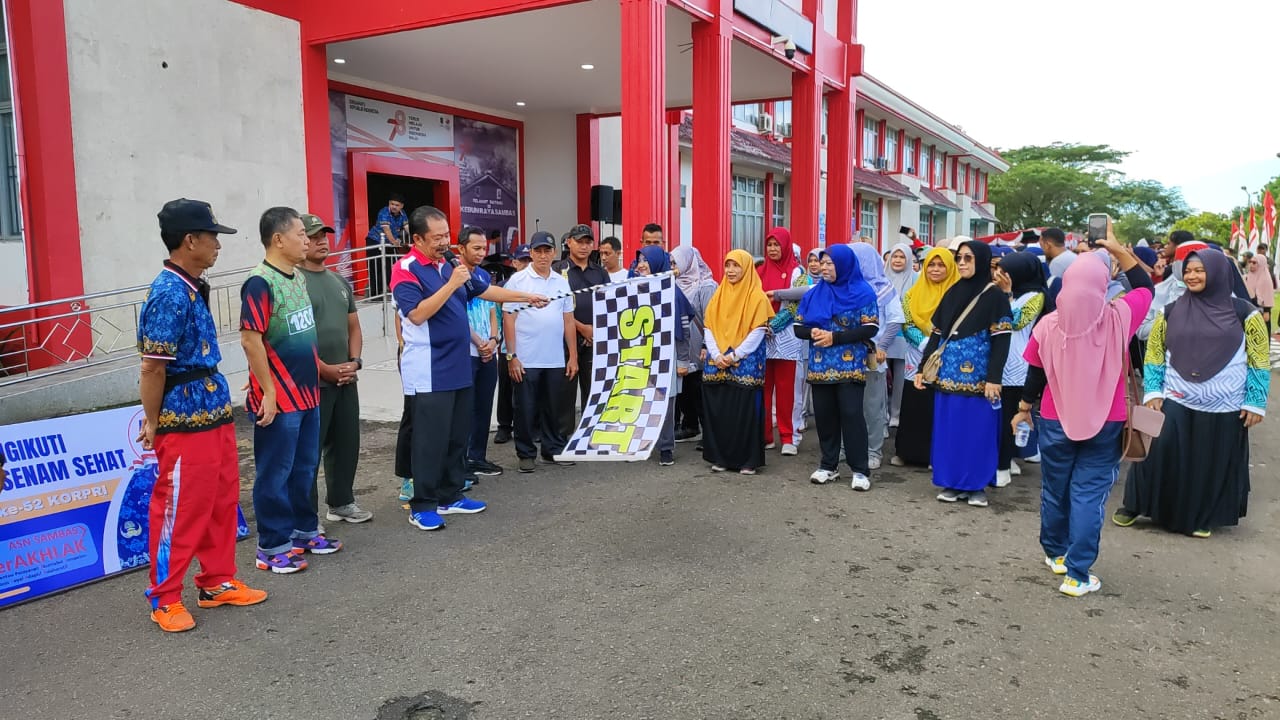 Meriahkan HUT Korpri Ke-52, Sekda Sambas Lepas Jalan Santai