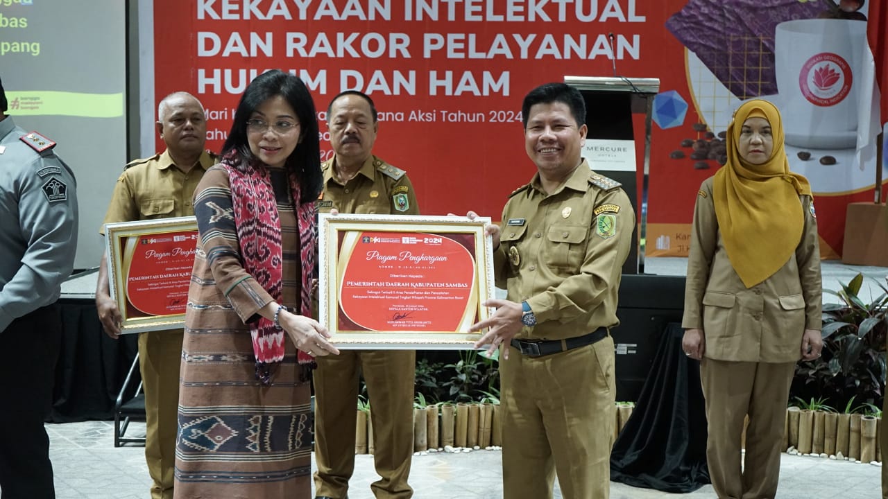 Bupati Satono Terima Piagam Penghargaan dari Kantor Wilayah Kementerian Hukum dan HAM Kalimantan Barat