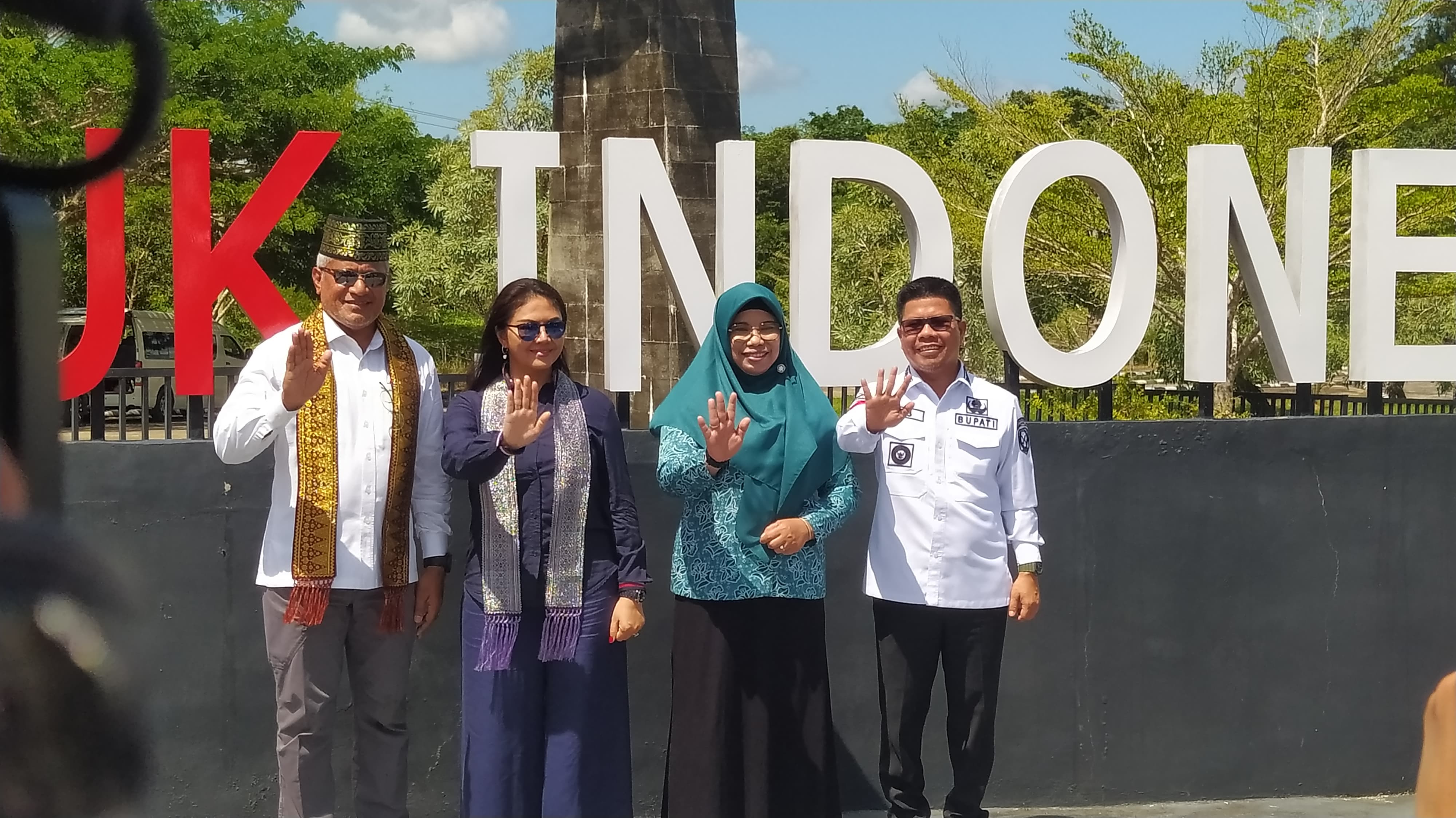 BUPATI SAMBAS SATONO BERSAMA KEPALA BNN RI DEKLARASI SAMBAS BERSIH NARKOBA DI ARUK SAJINGAN BESAR